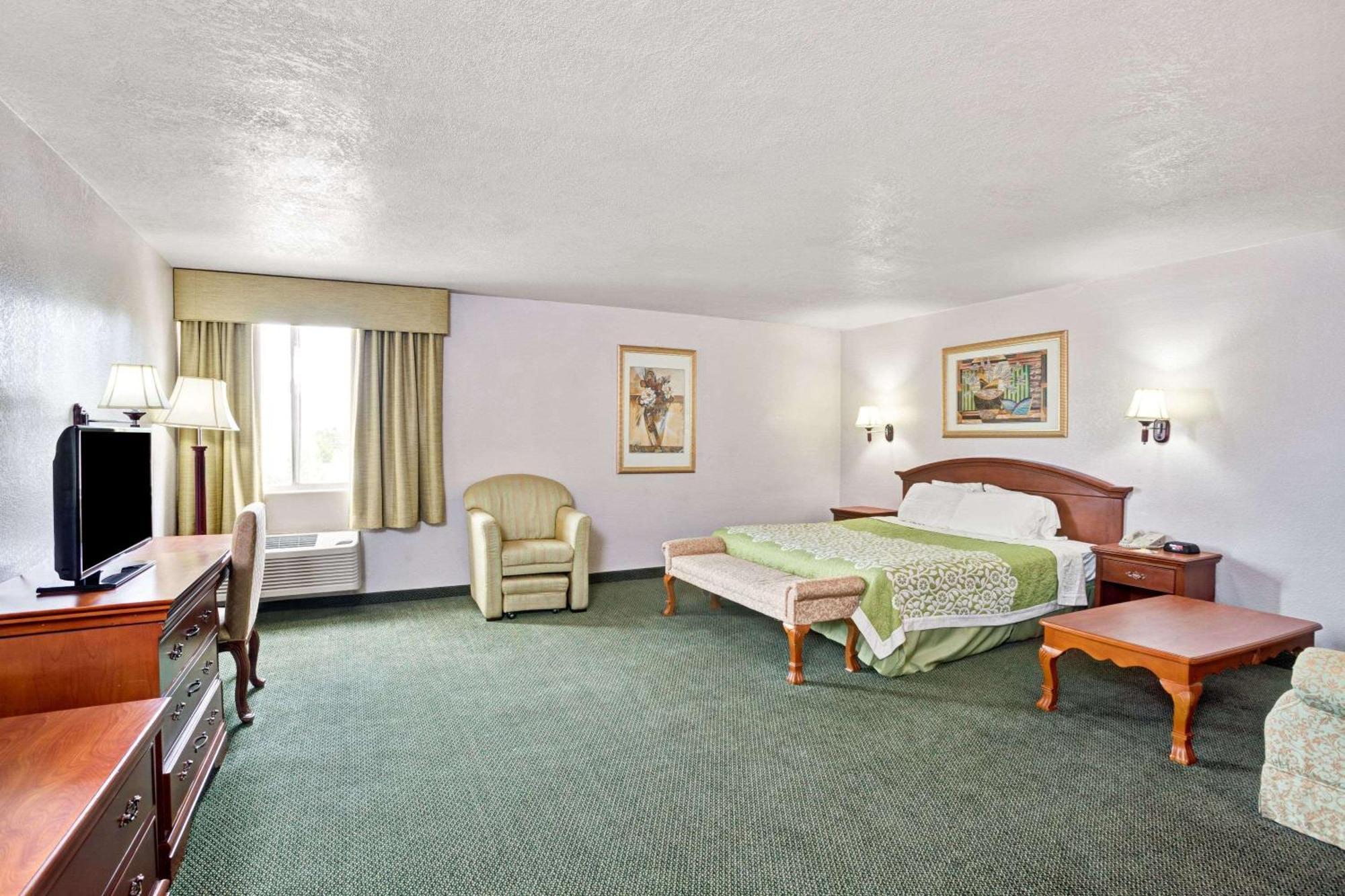 Days Inn & Suites By Wyndham Fullerton Exterior photo